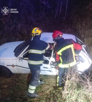 У Києві внаслідок потрійної ДТП постраждала водійка, яку з машини діставали рятувальники, - ДСНС