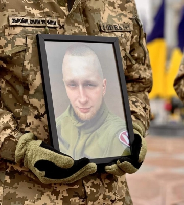Майдан у Рівному попрощався з 26-річним захисником Дмитром Паскарем (ФОТО)