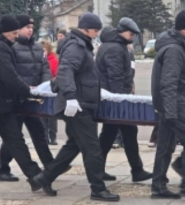 Первомайська громада провела в останню путь захисника України Дениса Махонькова