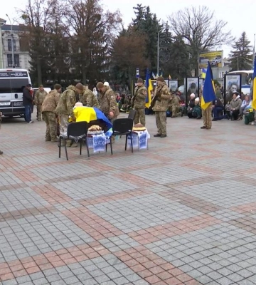 Майдан у Рівному попрощався з 26-річним захисником Дмитром Паскарем (ФОТО)