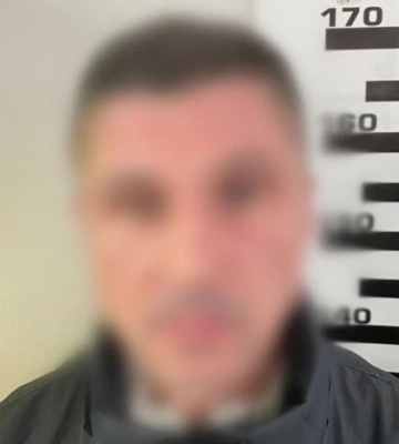 Запросив 16-річну дівчину додому, напоїв та зґвалтував: у Києві затримали та відправили під варту 51-річного чоловіка