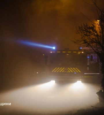 Масштабне загоряння на підприємстві в Харкові гасить пожежний поїзд 