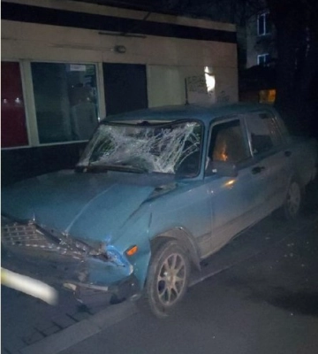 В Одесі хлопці заради розваги пошкодили чужий автомобіль