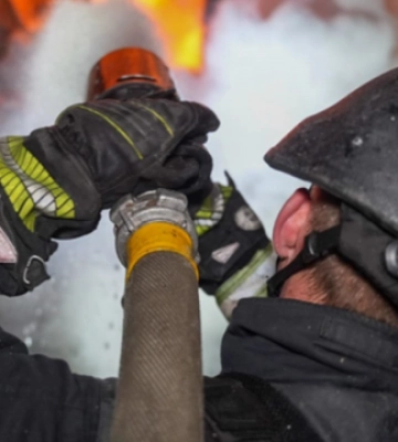 У Миколаєві через ранкову атаку дронів - пожежа на даху багатоповерхівки