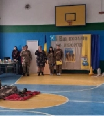 У сільському ліцеї на Кіровоградщині учнів вчили військовій справі. ФОТО