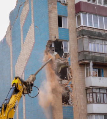 У Тернополі розпочали демонтаж зруйнованого ракетою будинку (фото, відео)
