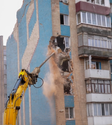 У Тернополі розпочали демонтаж зруйнованого ракетою будинку (фото, відео)