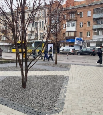 У центрі Полтави облаштували новий відкритий простір замість демонтованих МАФів