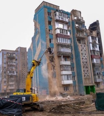 У Тернополі розпочали демонтаж будинку, зруйнованого ракетою РФ. ФОТОрепортаж