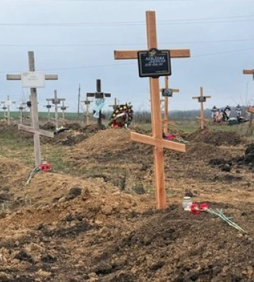 Масові поховання в Ізюмі: ідентифіковано та перепоховано 449 тіл, серед них - 23 військовослужбовці ЗСУ. ФОТОрепортаж