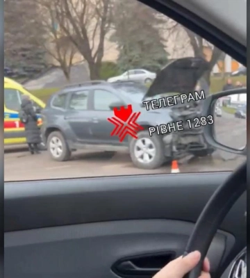 У Рівному не розминулися дві автівки: троє людей потрапили у лікарню (ВІДЕО)