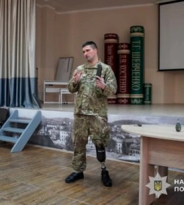 Не чіпати! Ветеран-вибухотехнік на протезі навчав закарпатських школярів, як розпізнати смертельну пастку (ФОТО)