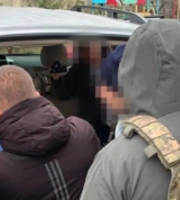 Білгород-Дністровські прикордонники затримали чоловіка з бойовими гранатами