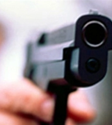 У Сумах чоловік з вікна багатоповерхівки вчинив стрілянину по дітях – є поранені (Відео)