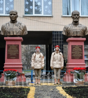 В школе оккупированного Донецка «открыли» бюст сына заместительницы директора ЦРУ, который воевал за РФ