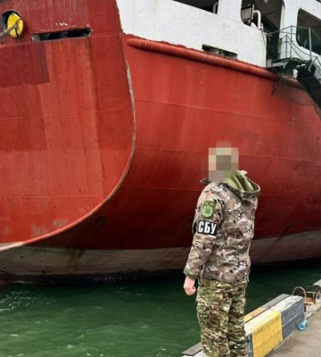 В Одеському порту СБУ арештувала судно "тіньового" флоту РФ, яке вивозило українське зерно (ФОТО)
