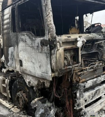 Підпалювала автівки на замовлення – у Миколаєві поліцейські затримали жінку, підозрювану в умисному пошкодженні транспортних засобів