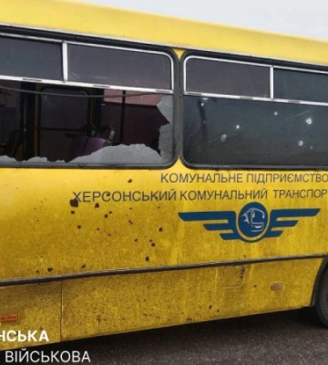 Війська РФ атакували FPV-дроном маршрутку комунального підприємства у Херсоні