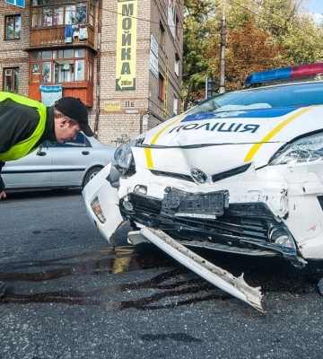 В Прилуках полицейский автомобиль сбил людей на переходе, погиб ребенок