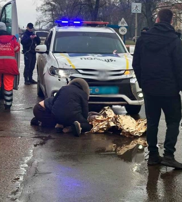 Поліцейський автомобіль збив двох пішоходів у Прилуках - загинула дитина