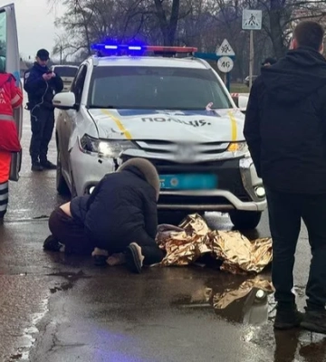 В Прилуках Черниговской области полицейские на служебном авто сбили двух пешеходов, погиб ребенок