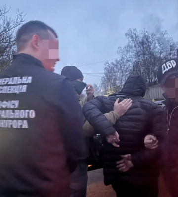 Прокурора однієї з окружних прокуратур Чернігівщини затримали під час отримання хабаря у 2,5 тисячі доларів