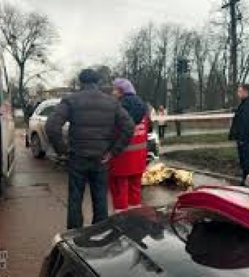 У Прилуках поліцейські збили двох людей на переході: загинула дитина. Відео 18+