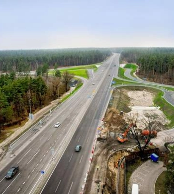 Біля Віти Поштової на Одеській трасі знову багато спецтехніки: що будують