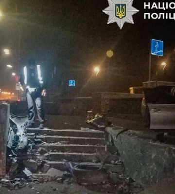 В Киеве 18-летний водитель погиб, врезавшись в подземный переход