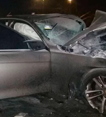 На Набережном шоссе в Киеве произошло смертельное ДТП, водитель BMW врезался в парапет подземного перехода, три человека пострадали