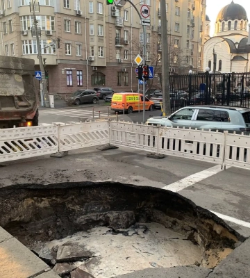 На Нижньому Валу стався провал асфальту. Літописна Глибочиця дає про себе знати