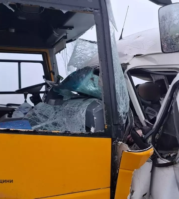 В Днепропетровской области школьный автобус попал в ДТП: два человека погибли, семь ранены
