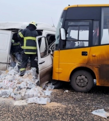 На Дніпропетровщині шкільний автобус потрапив у ДТП: двоє загиблих, семеро поранених