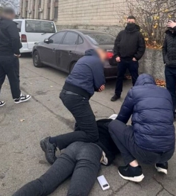 У Києві чоловік передавав представнику рф дані про розташування військових частин та ТЕЦ