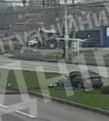 Автівка перевернулася кілька разів: відео аварії у Дніпрі