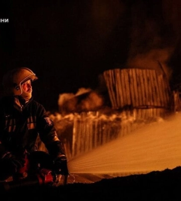 Полтавські рятувальники ліквідували масштабні пожежі, як виникли внаслідок ворожого обстрілу