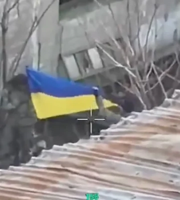 На фоне заявлений Кремля о захвате города. Украинские военные подняли флаг в центре Покровска — видео
