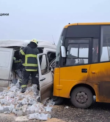 На Днепропетровщине произошло смертельное ДТП со школьным автобусом, среди пострадавших – ребенок
