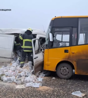 На Дніпропетровщині сталася ДТП із шкільним автобусом, є загиблі