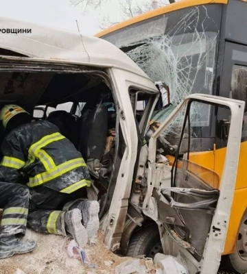 На Дніпропетровщині шкільний автобус зіткнувся з мікроавтобусом, є загиблі 