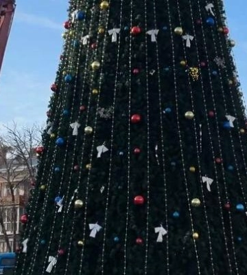 У Полтаві тимчасово демонтували святкове шатро на головній ялинці: в чому причина