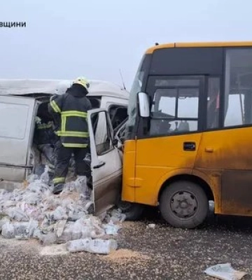 На Дніпропетровщині в ДТП зі шкільним автобусом загинули 2 людей, 7 осіб, зокрема дитина, травмовані. ФОТОрепортаж