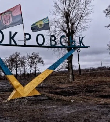 Українські військові підняли прапор у центрі Покровська
