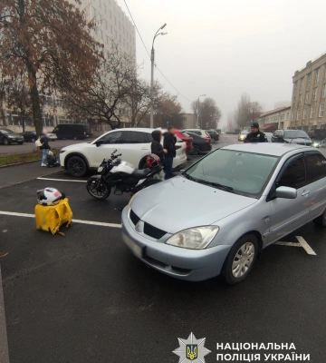 У Черкасах легковик під час повороту збив юнака на мотоциклі, - поліція