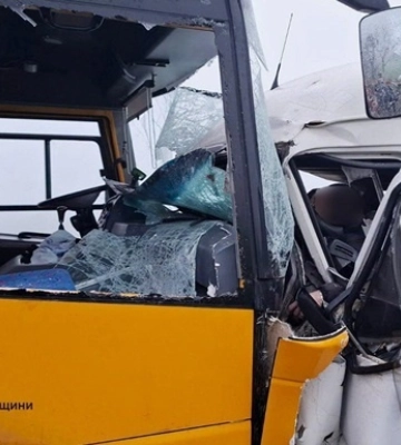 На Днепропетровщине школьный автобус попал в ДТП, есть погибшие