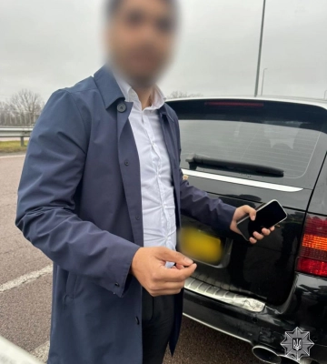 Іноземець ошукав пенсіонерку зі Звягеля: патрульні Рівненщини виявили авто ймовірних шахраїв