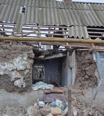 Росіяни 30 разів вдарили по Дніпропетровщині: постраждала жінка, пошкоджено магазин, газогін та ЛЕП. ФОТОрепортаж