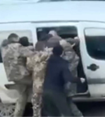 В Одесі звільненого з полону морпіха побили та заштовхали до автомобіля військовослужбовці ТЦК