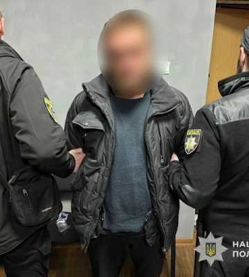 Поліцейські Дніпра знайшли та затримали зловмисника, який вдарив людину ножем