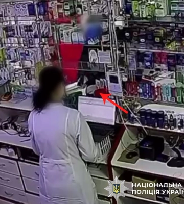 У Києві хоробра працівниця не дозволила грабіжнику з пістолетом пограбувати аптеку. ВІДЕО